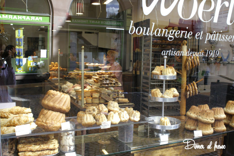 Kuglóf egy francia pékség kirakatában 